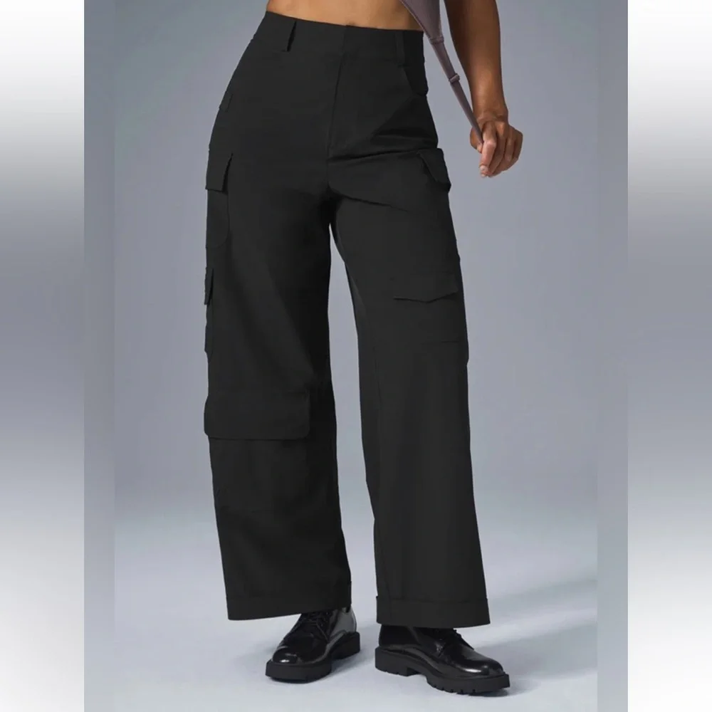 ALO Yoga Mid-Rise Workwear Cargo Pants in Black